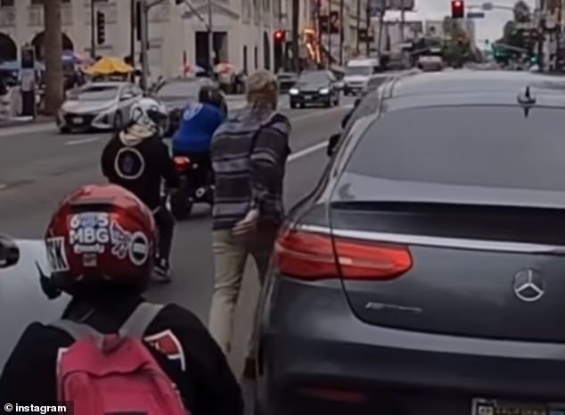 نزل زيرينج من سيارته وأغلق الباب خلفه وهو يستعد لمواجهة المجموعة