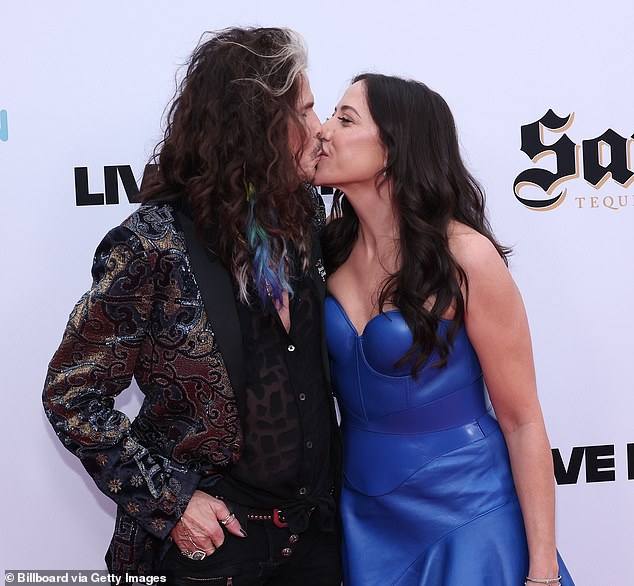 وكانوا معروفين بالتقبيل والمعانقة والإمساك بأيديهم على السجاد الأحمر. شوهد في عام 2024