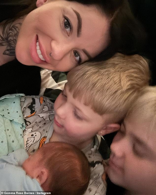 مصففة الشعر هي بالفعل أم لأوزي، 12 عامًا، وكاش، 5 أعوام، من علاقة سابقة