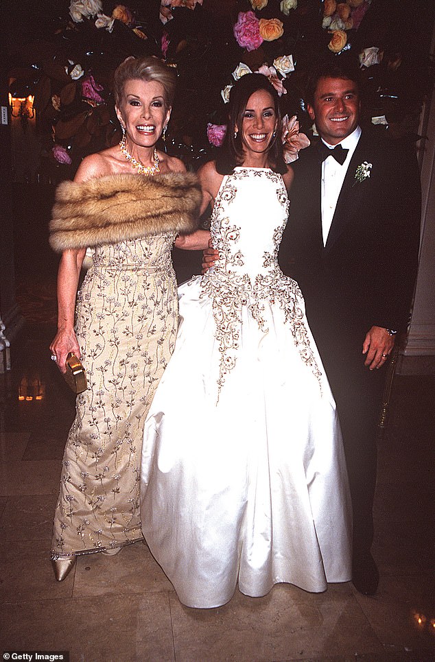 جوان وميليسا في حفل زفاف ميليسا مع جون إنديكوت في عام 1998