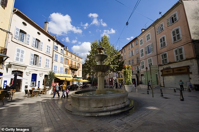 أعلن جورج عن ولادة أبنائه في يونيو 2017 على شاشة التلفزيون الفرنسي، وقد ذكر مرارا أنه معجب بقوانين الخصوصية في البلاد (قرية بريجنوليس في الصورة)