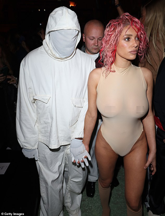 حاولت الجميلة السمراء أن تلفت انتباهها إلى السبب وراء مظهرها الذي يلفت الانتباه. إنها ليست للصحافة بل هي وسيلة للفنانة للتعبير عن نفسها