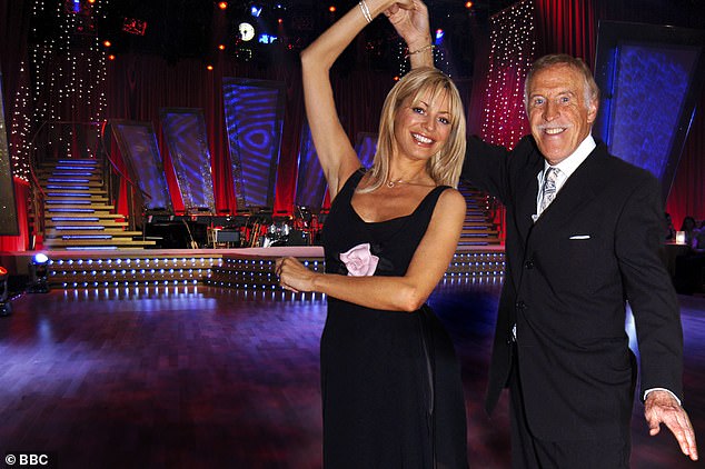 ومن بين مقاطع الصديقين وهما يمزحان معًا، كانت هناك أيضًا مقاطع لمضيف Strictly الأسطوري بروس فورسيث، من أول حلقة له مع تيس عام 2004 (شاهد)