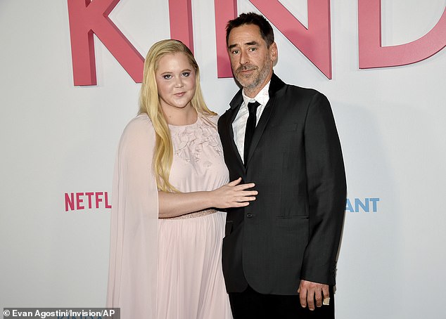 كان المفقود بشكل ملحوظ هو زوج شومر المراوغ منذ سبع سنوات، كريس فيشر (على اليمين، في الصورة في 3 فبراير) الذي، مثلها، لا يرتدي دائمًا خاتم زفافه.