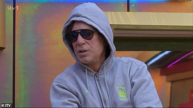 تأتي مشاكله العقارية بعد طرده من منزل Celebrity Big Brother في أبريل بعد الإدلاء بتعليقات معادية للمثليين موجهة إلى JoJo Siwa؛ في الصورة على السلسلة