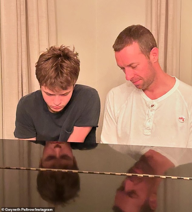 يبدو أن الأشقاء مارتن يسيران على خطى والدهما الشهيرة - كريس مارتن، نجم فرقة كولدبلاي (على اليمين، في الصورة عام 2024) - الذي 