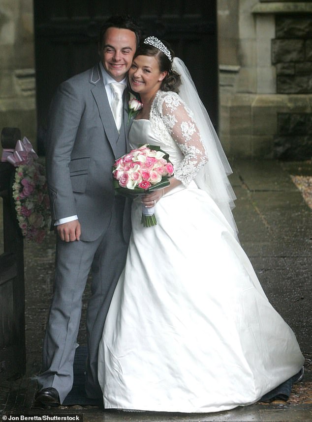 ثم اشترت ليزا منزلاً بقيمة 3.8 مليون جنيه إسترليني في غرب لندن في عام 2020، بعد عامين من انفصالها عن آنت بعد 11 عامًا من الزواج (في الصورة عام 2006).