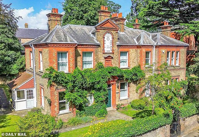 انتقلت العائلة الآن إلى منزل جديد رائع (في الصورة) في غرب لندن، بتكلفة 3.5 مليون جنيه إسترليني وكان في السابق المقر الرسمي للأسقف
