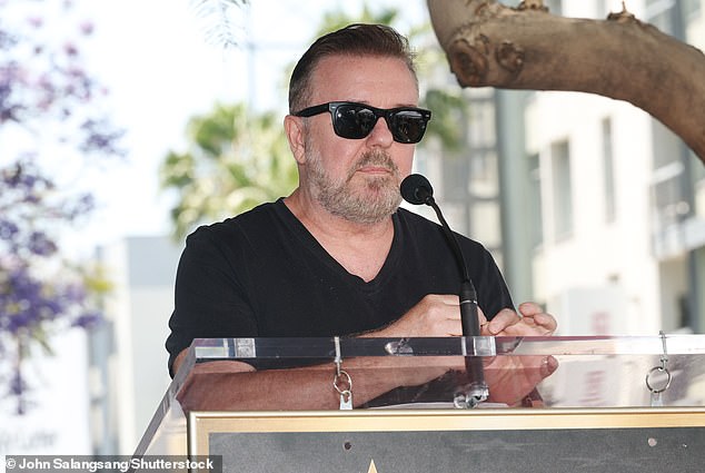 أثار ريكي الجدل مؤخرًا في شهر مايو عندما بدا وكأنه يلقي نكتة حول الاعتداء الجنسي أثناء حصوله على نجمة في ممشى المشاهير في هوليوود (في الصورة)