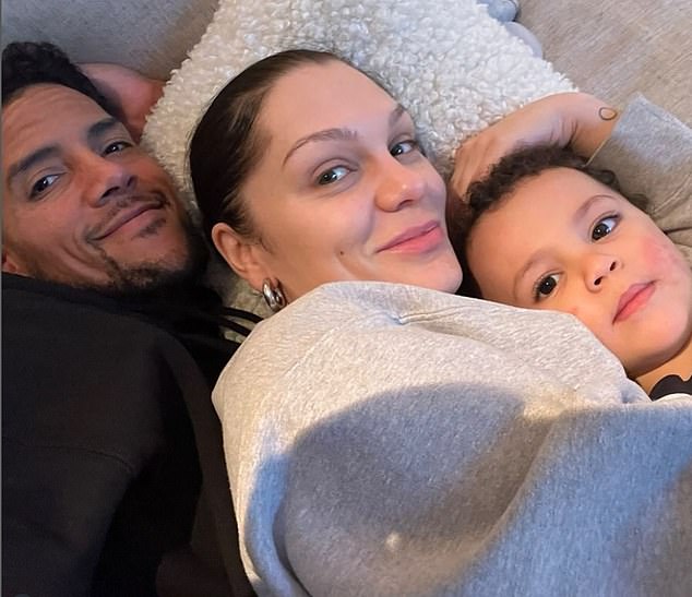 الأم مع ابنها سكاي وشريكتها شانان سفير كولمان (في الصورة في يونيو)