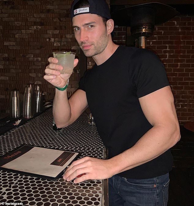 وفقًا لملفات المحكمة التي حصلت عليها صحيفة ديلي ميل، اتهم الممثل ديريك ديكسون (في الصورة) بيري بـ 