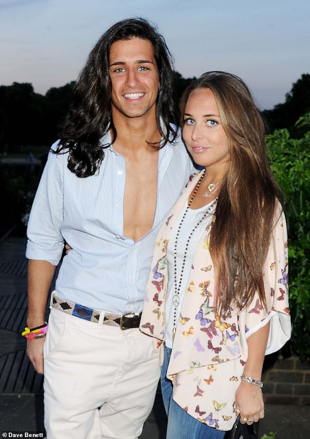 انضمت كلوي إلى Made In Chelsea في عام 2011 كصديقة لعضو فريق التمثيل منذ فترة طويلة أولي لوك، لكن الزوجين انفصلا بعد أشهر قليلة من بدء علاقتهما الرومانسية.