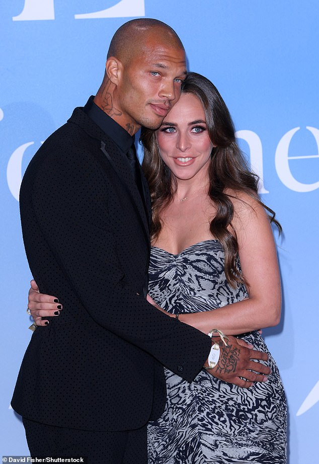 خلال فترة عام 2017، بدأت بمواعدة 