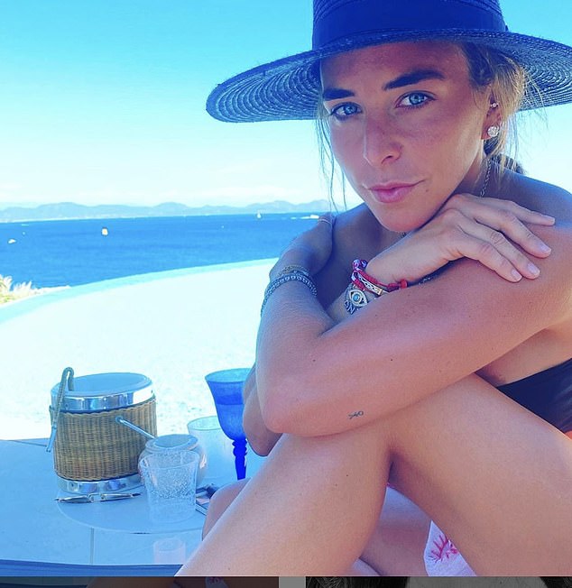 خلال الوقت الذي كانت فيه محجبة على وسائل التواصل الاجتماعي، سافرت كلوي إلى النقاط الساخنة بما في ذلك ميامي ونيويورك وفيربير وإيبيزا في عطلة مدتها عام على ما يبدو.