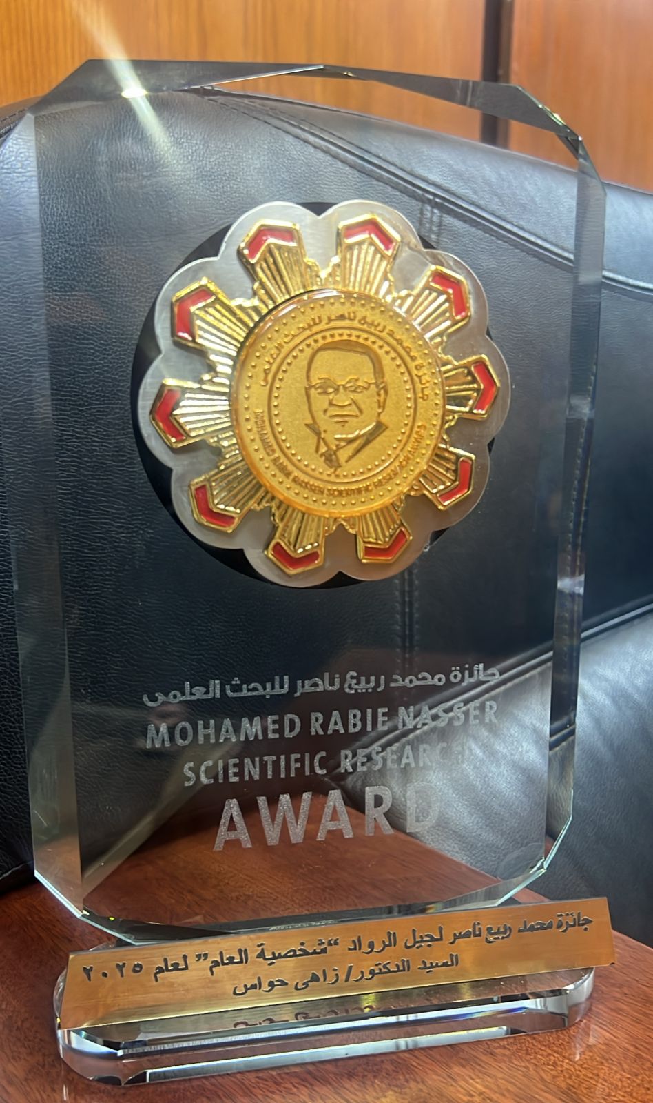 جامعة الدلتا تكرم زاهي حواس بـ "شخصية العام" جائزة لدوره في الحفاظ على التراث المصري وتعزيز المكانة العالمية للآثار