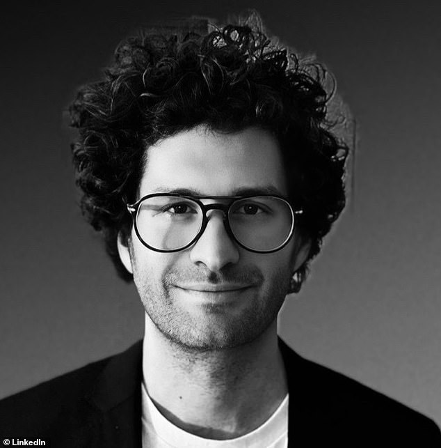 في يوليو الماضي، أكدت كينغ لمجلة People أنها كانت مخطوبة لمستثمر Family Office أوستن سوسا (في الصورة) بعد 