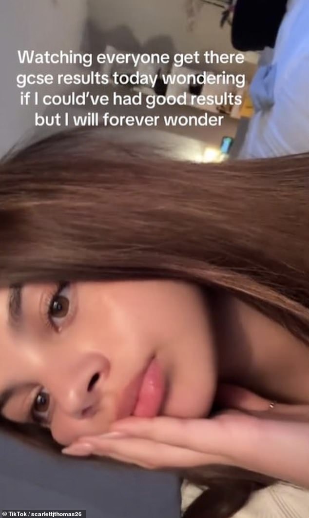 شاركت سكارليت العام الماضي أنها لم تتقدم للامتحانات على مستوى البلاد في مقطع فيديو نُشر على صفحتها على TikTok