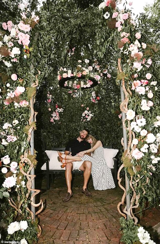 قد يكون اتخاذ القرار بشأن حجم حفل الزفاف أمرًا صعبًا، نظرًا لدائرة العائلة والأصدقاء الكبيرة