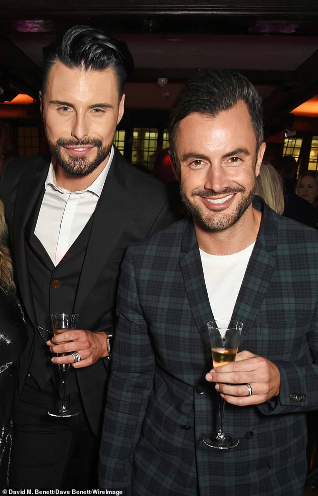 كان نجم X Factor السابق متزوجًا من دان نيل لمدة ست سنوات قبل أن ينفصلا في عام 2021، بعد أن اعترف رايلان بخيانته (كلاهما في الصورة عام 2016).