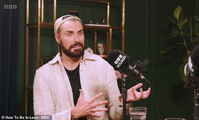 يأتي ذلك بعد أن كشف رايلان أن صديقه الجديد هو أول رجل يقدمه لعائلته منذ طلاقه