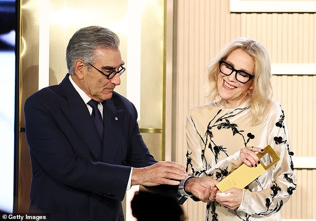 اجتمعت أوهارا مجددًا مع متعاون آخر منذ فترة طويلة، وهو يوجين ليفي، حيث تم تكريمها بجائزة نورمان جويسون للإنجاز الوظيفي في مهرجان تورونتو السينمائي الدولي في سبتمبر.