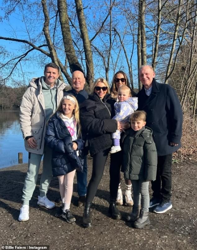 شاركت بيلي سلسلة من الصور العائلية الجميلة لوالد زوجها وهو يقضي الوقت معها ومع جريج بالإضافة إلى أطفالهما الثلاثة، نيللي، 11 عامًا، وآرثر، ثمانية أعوام، ومارجوت، ثلاثة أعوام.