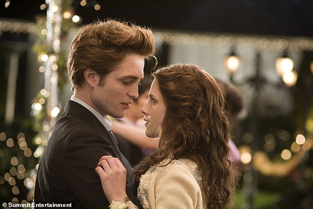 وكشفت ستيوارت يوم الاثنين عن رغبتها في إعادة إنتاج الجزء الأول من فيلم Twilight، والذي بدأ مسيرتها المهنية في عام 2008 إلى جانب باتينسون.