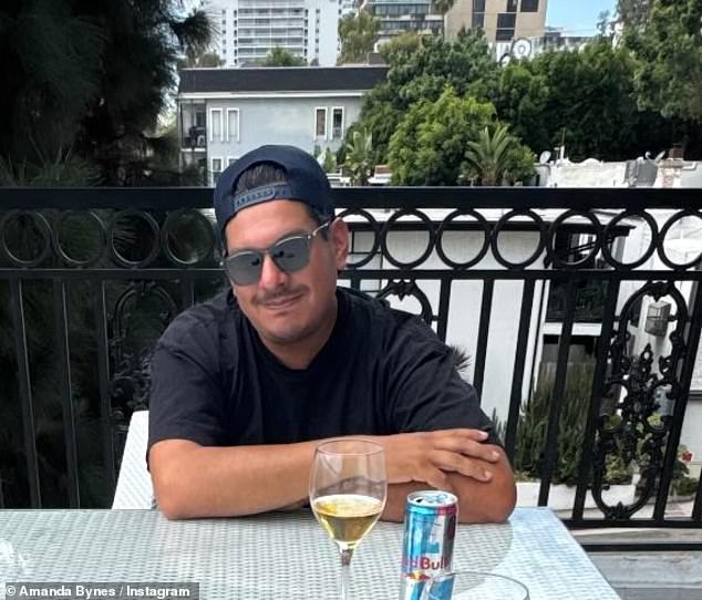 وقال مصدر لصحيفة ديلي ميل إن علاقة بينز الجديدة مع صاحب العمل زاكاري خان (في الصورة) 