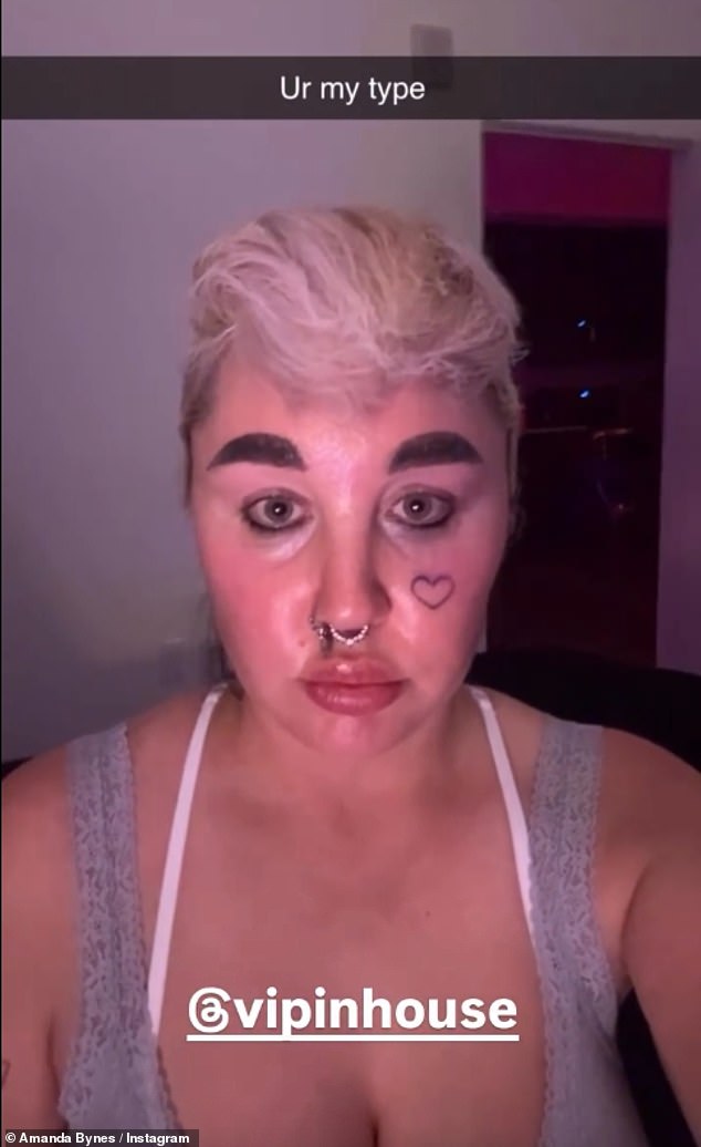 ونشرت بينز صورة شخصية على حسابها على إنستغرام ووضعت علامة على ما يبدو أنه حساب خان على إنستغرام، @vipinhouse، مع تسمية توضيحية تقول: 