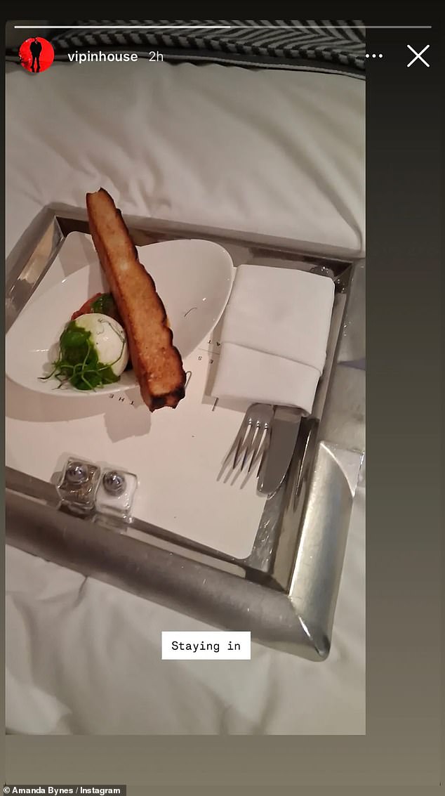 كما أعادت مشاركة صورة من @vipinhouse تظهر طبقًا من الطعام على السرير، مع تسمية توضيحية تقول: 