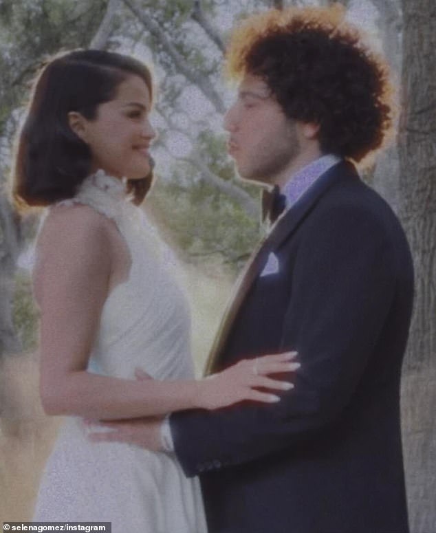 ويأتي حفل زفاف إستي أيضًا بعد أن شاهدت تايلور صديقتها المقربة الأخرى، سيلينا جوميز، تعقد قرانها في سبتمبر، عندما تزوجت من شريكها القديم بيني بلانكو.