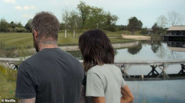 اجتذب شاطئ ديفيد وفيكتوريا الخاص انتباه مجلس غرب أوكسفوردشاير بعد أن تم رصده في مشاهد من سلسلتهما الوثائقية الجديدة على Netflix (في الصورة)