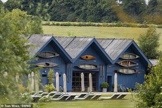 إن Soho Farmhouse، (في الصورة)، محبوب جدًا من قبل أصحاب النفوذ الذين يرغبون في عيش أسلوب حياة المشاهير قليلاً في عطلة نهاية الأسبوع، ولا شك أنهم يرغبون في إلقاء نظرة على عائلة بيكهام.
