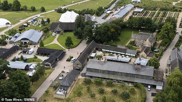 في المستندات التي تدعم طلبهم، قال بيكهام إن وصولهم الحالي إلى Tracey Lane يمثل مشكلة لأنه طريق مسدود يستخدم مرة واحدة مع مستويات مزدحمة و