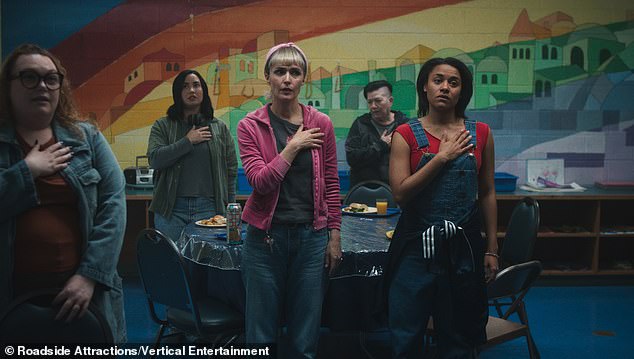 قامت شريكة Laneige المدفوعة الأجر بأول دور تمثيلي درامي لها كامرأة حامل في سياتل نوفا في الدراما Tow للمخرجة ستيفاني لينغ والتي نالت استحسانا كبيرا، والتي ستُعرض يوم الأحد في مهرجان بالم سبرينغز السينمائي الدولي.