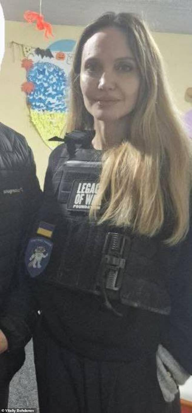 وشوهدت جولي في نوفمبر/تشرين الثاني في مدينة خيرسون المحاصرة بأوكرانيا، وهي ترتدي درعًا واقيًا، وبحسب ما ورد كانت في مهمة إنسانية.