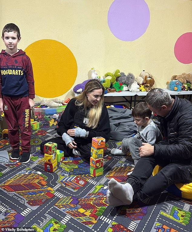 ونشر أحد المنافذ المحلية صوراً لجولي وهي تلعب مع الأطفال في غرفة ألعاب مليئة بالألعاب، وكل ذلك أثناء ارتداء معدات الحماية