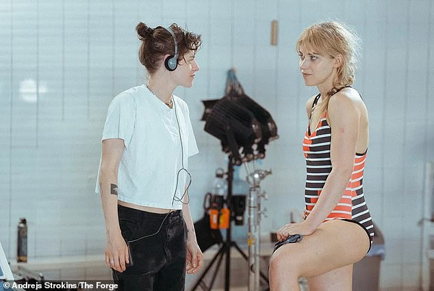 لكن أولاً، يمكن للجمهور الأمريكي مشاهدة فيلم ستيوارت المقتبس على الشاشة الكبيرة ومدته 128 دقيقة عن مذكرات ليديا يوكنافيتش الصادرة عام 2011 يوم الجمعة في دور العرض.