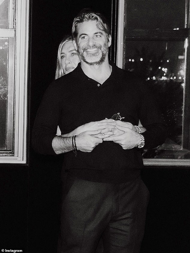 أنيستون في خضم قصة حب مع منوم هوليوود و