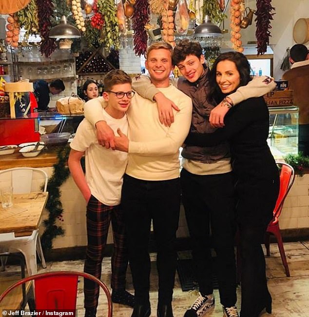 تسببت الدراما العائلية في حدوث تشققات في زواج جيف من كيت، حيث قال الأصدقاء لصحيفة ديلي ميل إن ذلك ساعد في إثارة الانقسام بعد أن تباعدوا (في الصورة مع فريدي وبوبي)