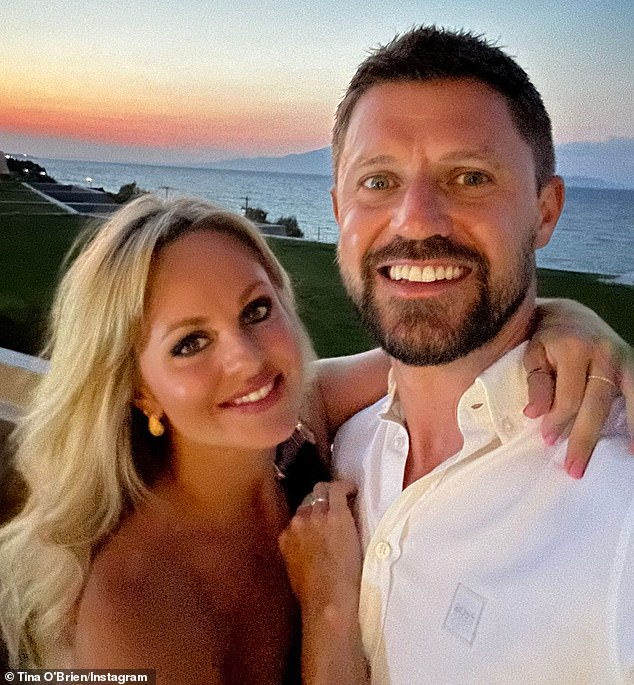 مرت تينا بوقت عصيب في الأسابيع الأخيرة، بعد وفاة والدها المفجعة وانفصالها عن صديقها السابق آدم (في الصورة معًا في سبتمبر)