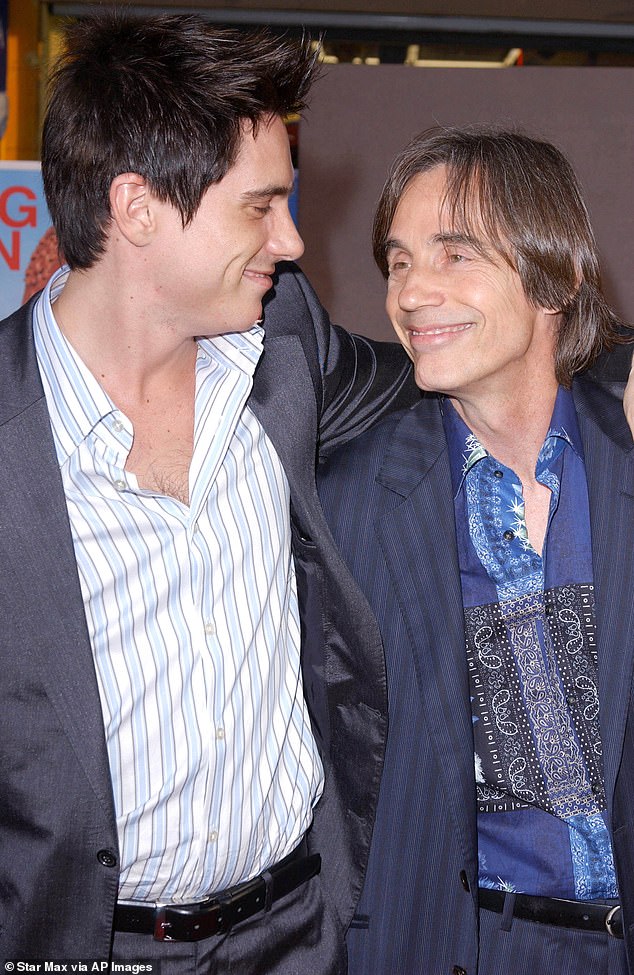 وُلد إيثان قبل عامين من زواج والديه في عام 1976.