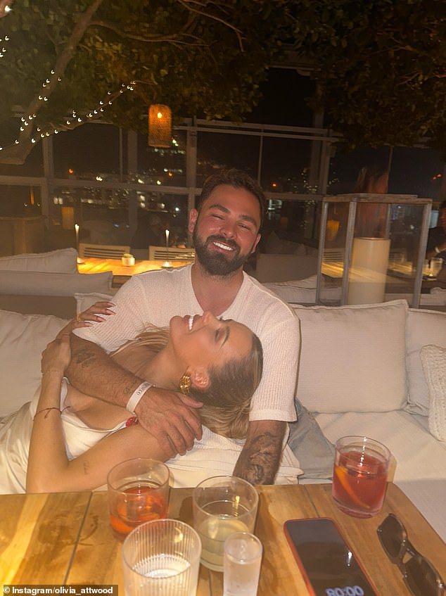 وعندما تحولت الكاميرا إلى برادلي، جاء نص الكتابة: 