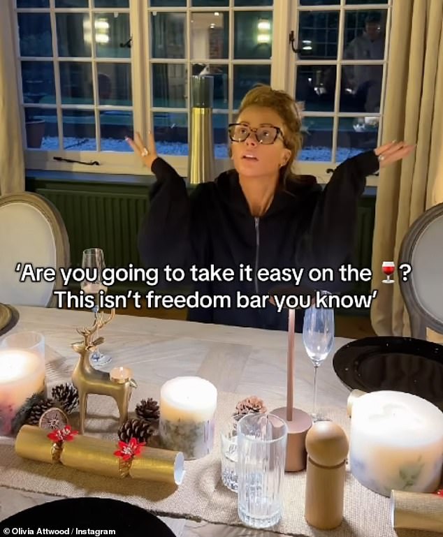 أظهر فيديو أوليفيا المضحك على إنستغرام وهي تجلس على الطاولة بجانب التعليق: 