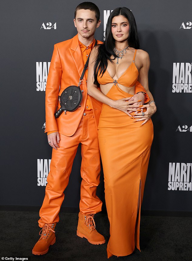 لقد ظهر بشكل رائع في أحداث الفيلم، حيث كان يرتدي اللون البرتقالي كفكرة متكررة، كما هو الحال في العرض الأول في بيفرلي هيلز، والذي حضره مع صديقته كايلي جينر.