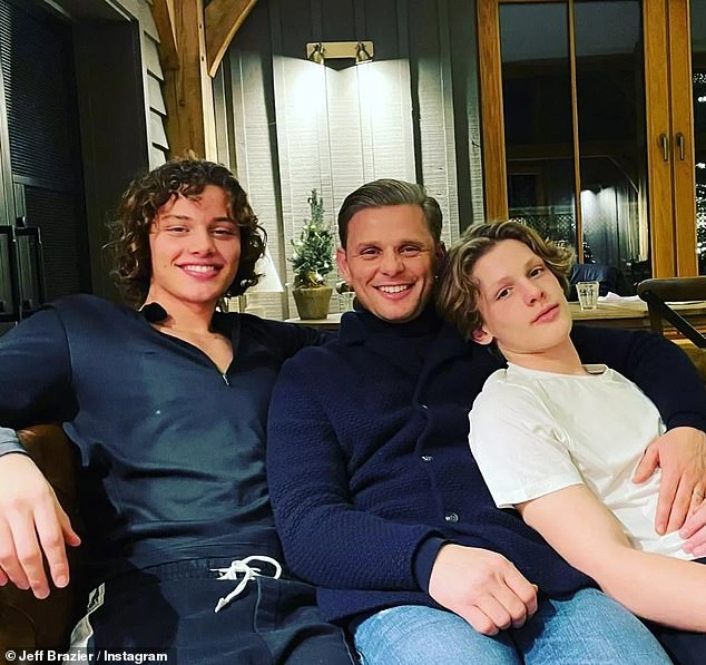 يأتي ذلك بعد أن كشفت صحيفة ديلي ميل أن جيف وبوبي وفريدي سيلعبون دور البطولة في الفيلم الوثائقي الخاص بهم بأسلوب أوزبورن، بعد محادثات مع قناة ITV على مدار عدة أسابيع.