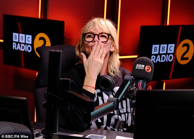 في ديسمبر، أعلنت زوي أنها ستترك برنامجها على إذاعة بي بي سي 2 بعد سبعة أشهر فقط، لتحل محلها إيما ويليس (في الصورة عام 2024).