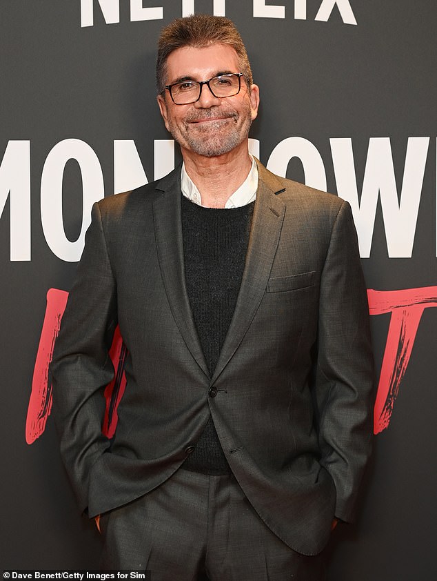 تم تشكيل 10 ديسمبر من قبل سيمون في مسلسله الجديد على Netflix، The Next Act، الذي تم عرضه لأول مرة الشهر الماضي ولاقى انتقادات شديدة من قبل النقاد (في الصورة عام 2025)