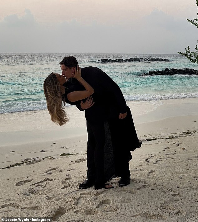 يأتي ذلك بعد أن كشفت جيسي وويل عن استعدادهما لتكوين أسرة معًا عندما انفتحا بشأن الارتقاء بعلاقتهما إلى المستوى التالي