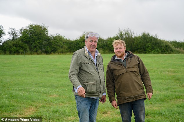 في وقت سابق من هذا العام، كشف جيريمي أنه أخذ استراحة من تصوير مسلسل Clarkson's Farm الشهير، بعد تجديده لموسم خامس (في الصورة مع كاليب كوبر).